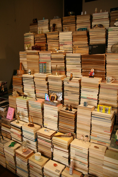 書肆彼岸堂 正面本棚