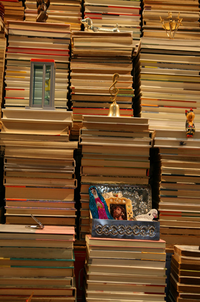 書肆彼岸堂 正面本棚に接近