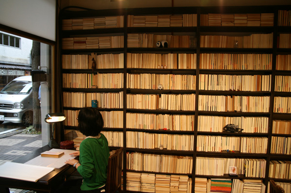 書肆彼岸堂 左手本棚