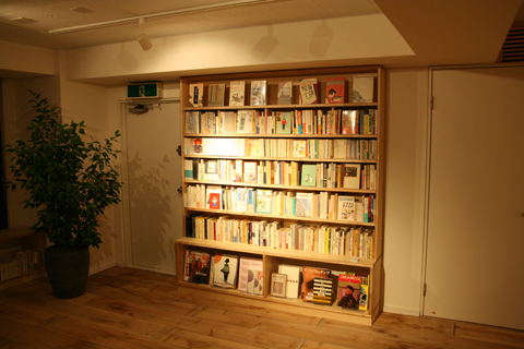 HAPON 新宿の本棚