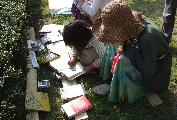 write on books展示販売風景2