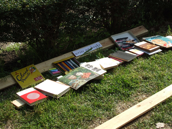 write on books展示販売風景4